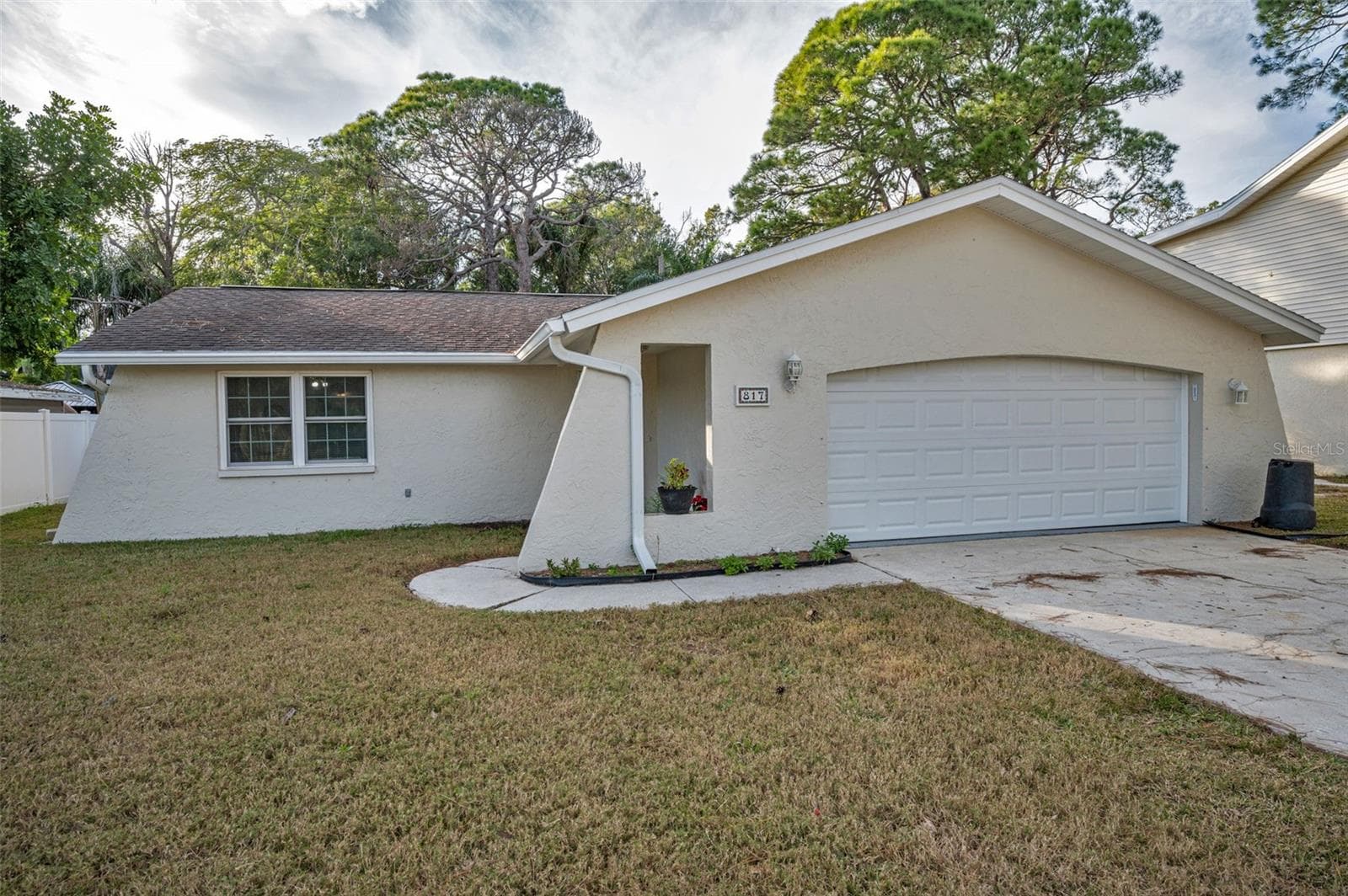 817 Riverside Dr photo 2