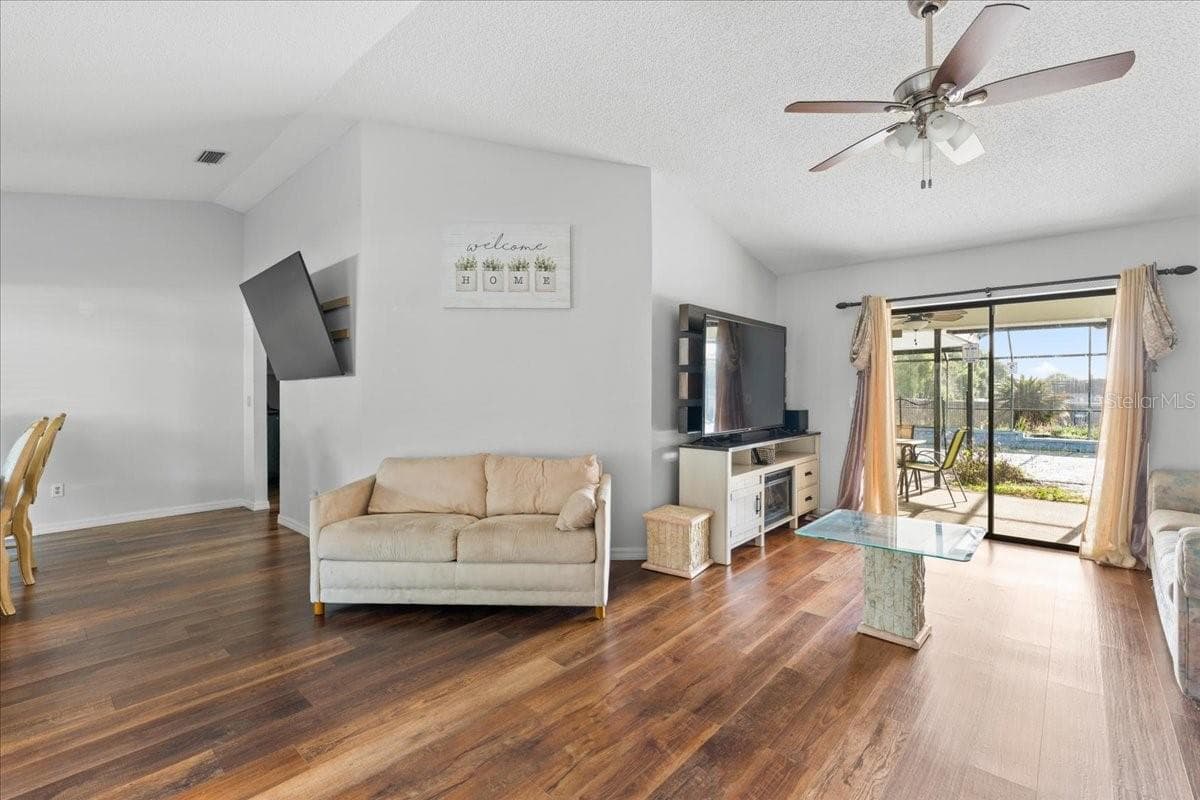 905 Stratford Manor Dr photo 2