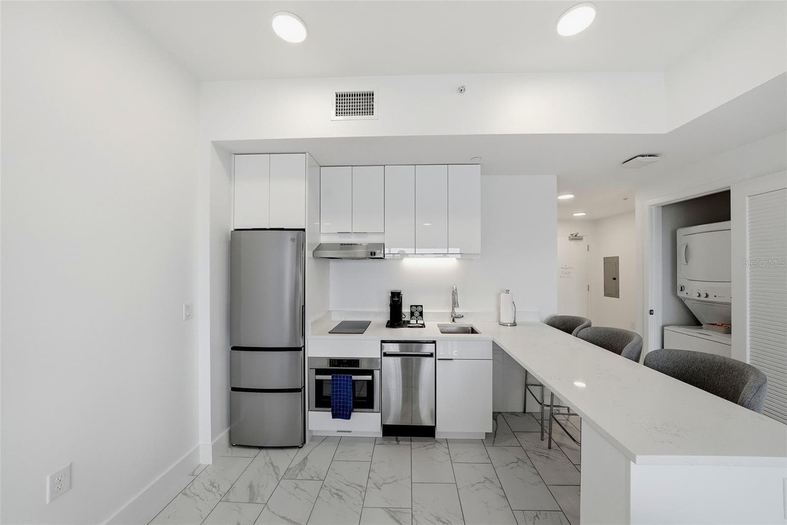 411 E Shore Dr #502 photo 2