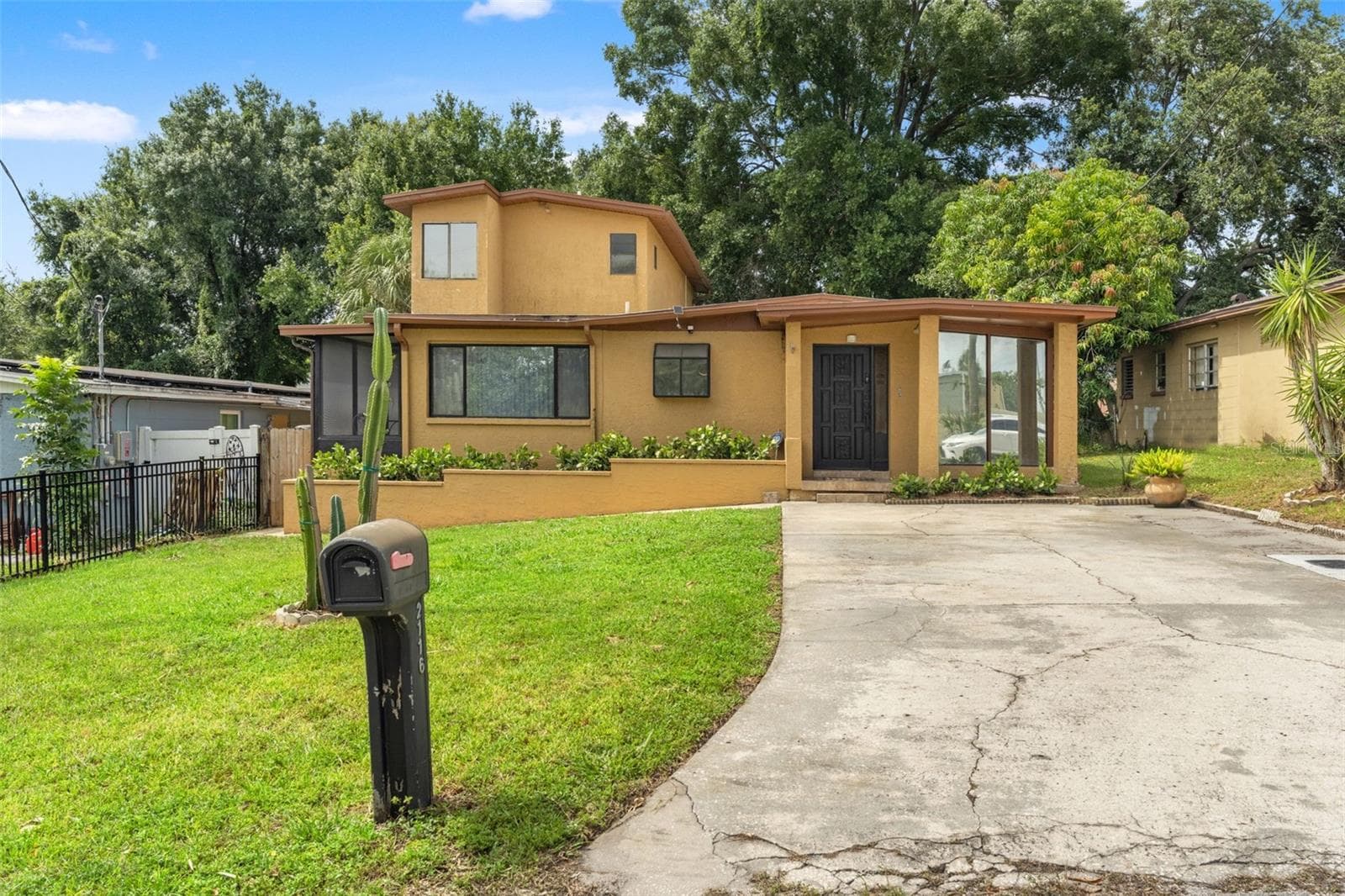 2116 W Abdella St photo 2