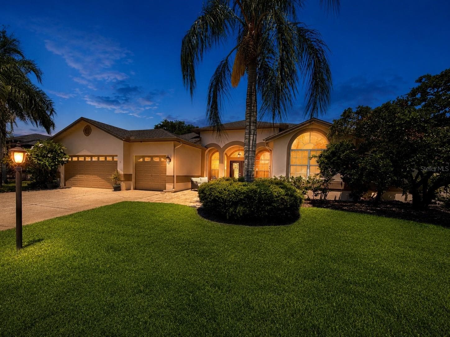 2093 Swan Ln photo 2