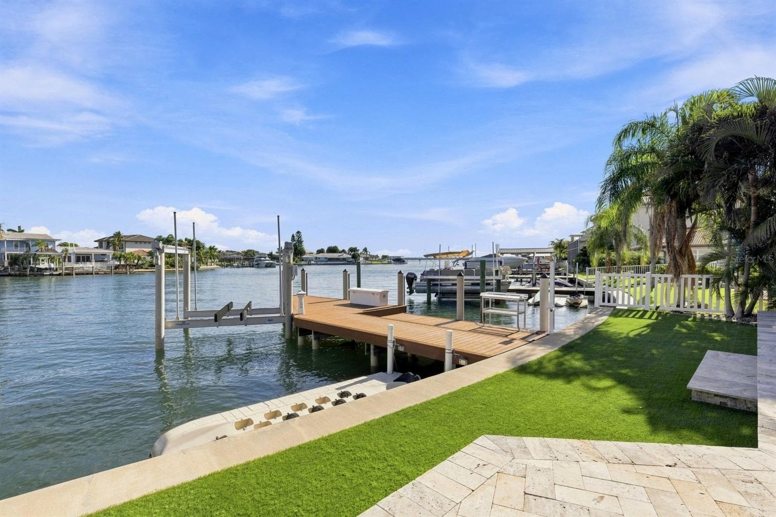 320 Palm Is NE photo 5