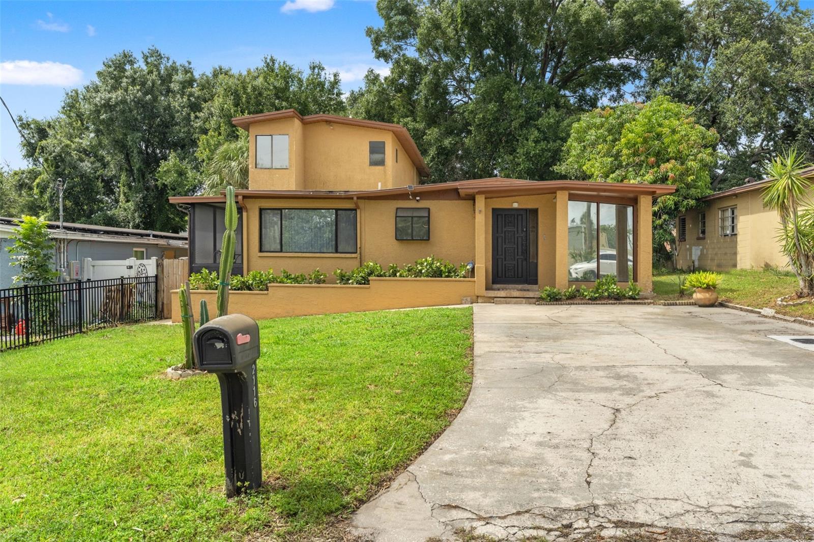2116 W Abdella St