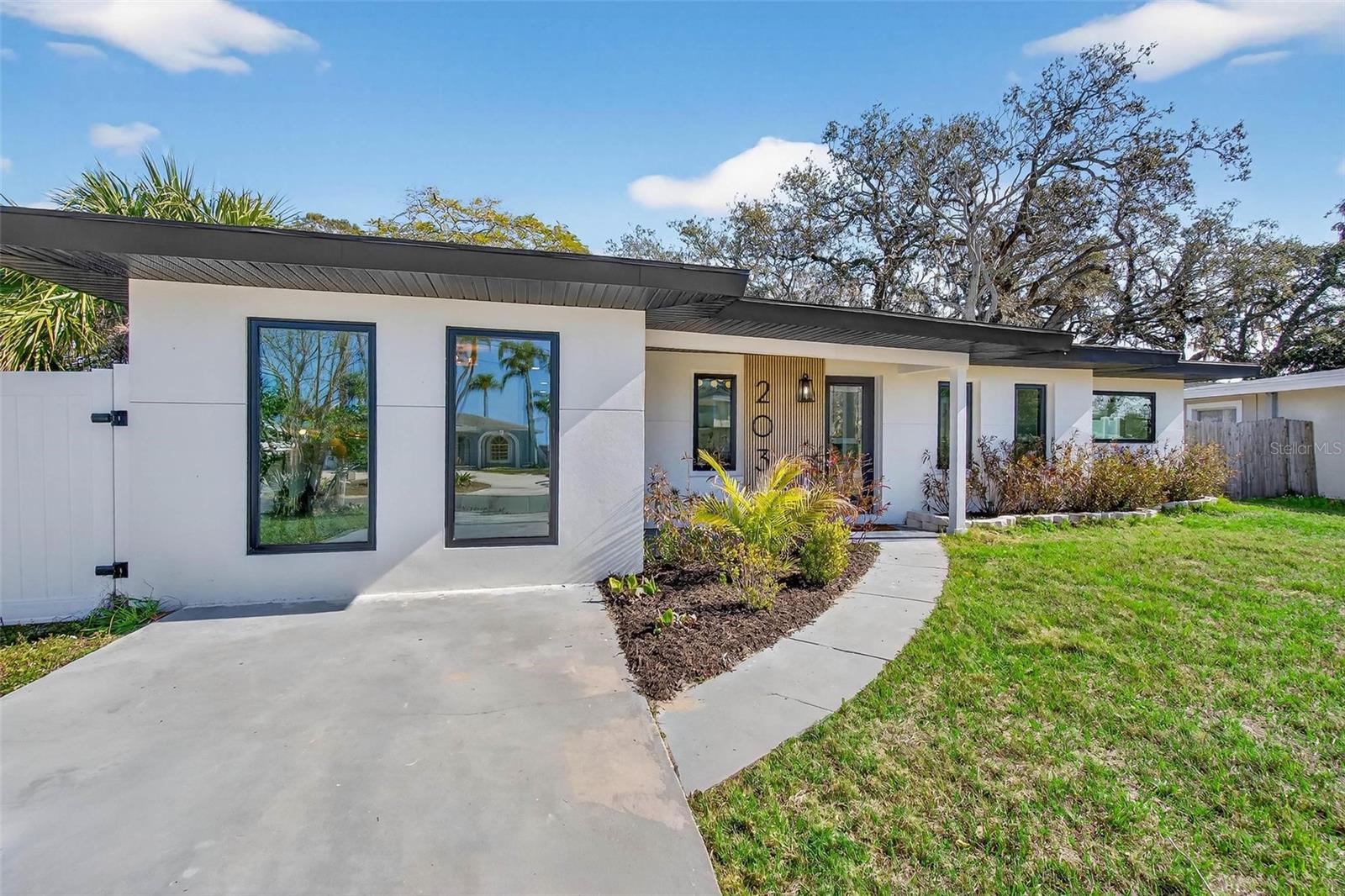 203 Driftwood Dr W